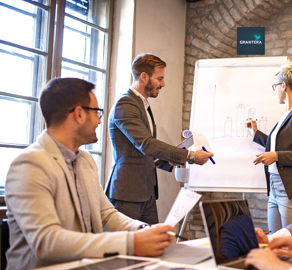 Команда розробляє стратегію на дошці. Професійне бізнес-планування для отримання кредитів та грантів для бізнесу