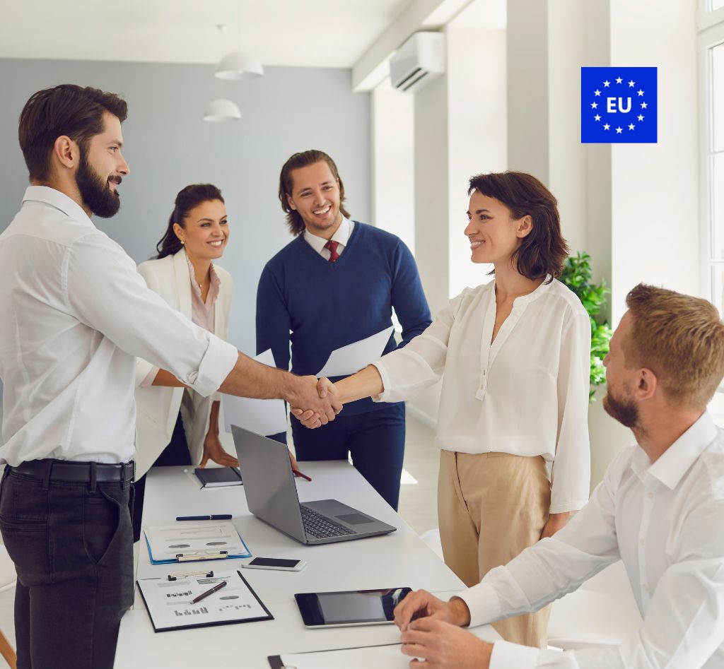 Бізнес-партнери тиснуть руки на фоні логотипу ЄС. Супровід та залучення міжнародних грантів для бізнесу